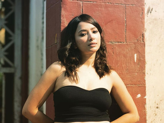 Glamorous Poses Of Shweta Basu